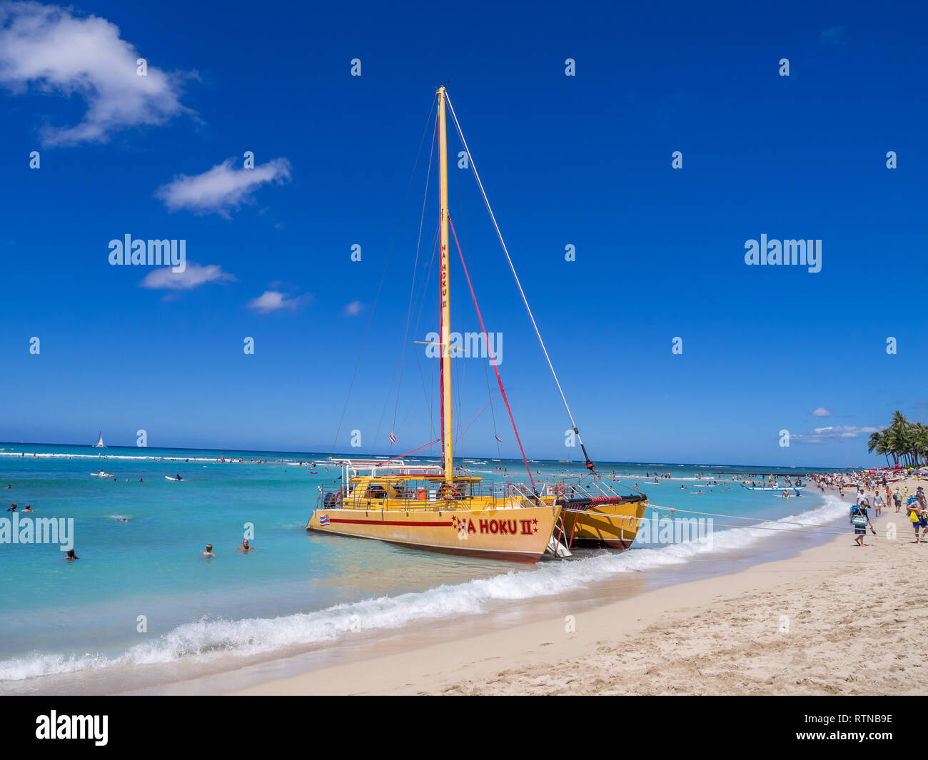 Un catamarano in attesa per i turisti a Waikiki Beach il 3 agosto 2016 a Honolulu. Catamarani sono una meta turistica molto attività presso la spiaggia di Waikiki e speciali Foto Stock