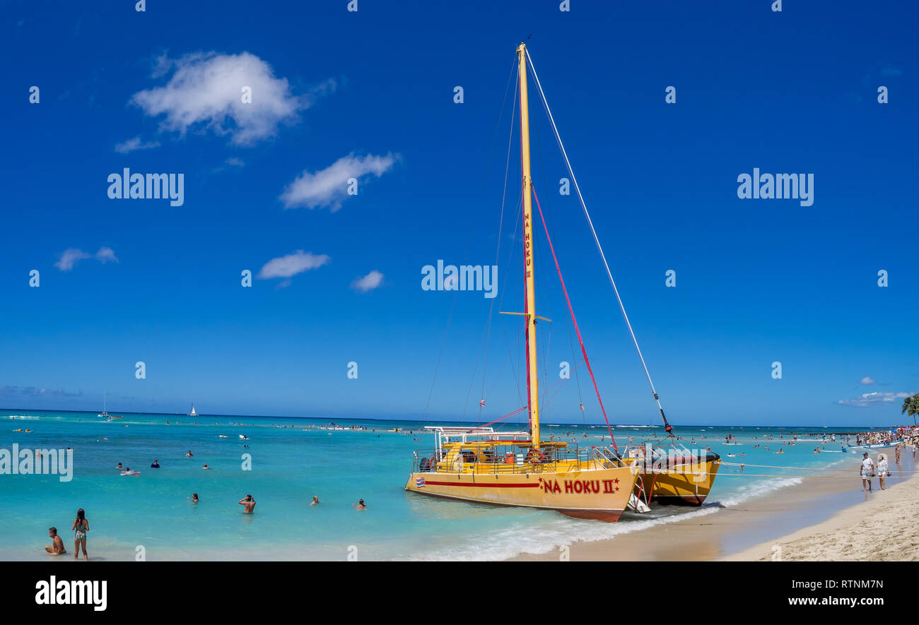 Un catamarano in attesa per i turisti a Waikiki Beach il 3 agosto 2016 a Honolulu. Catamarani sono una meta turistica molto attività presso la spiaggia di Waikiki Beach e offre Foto Stock