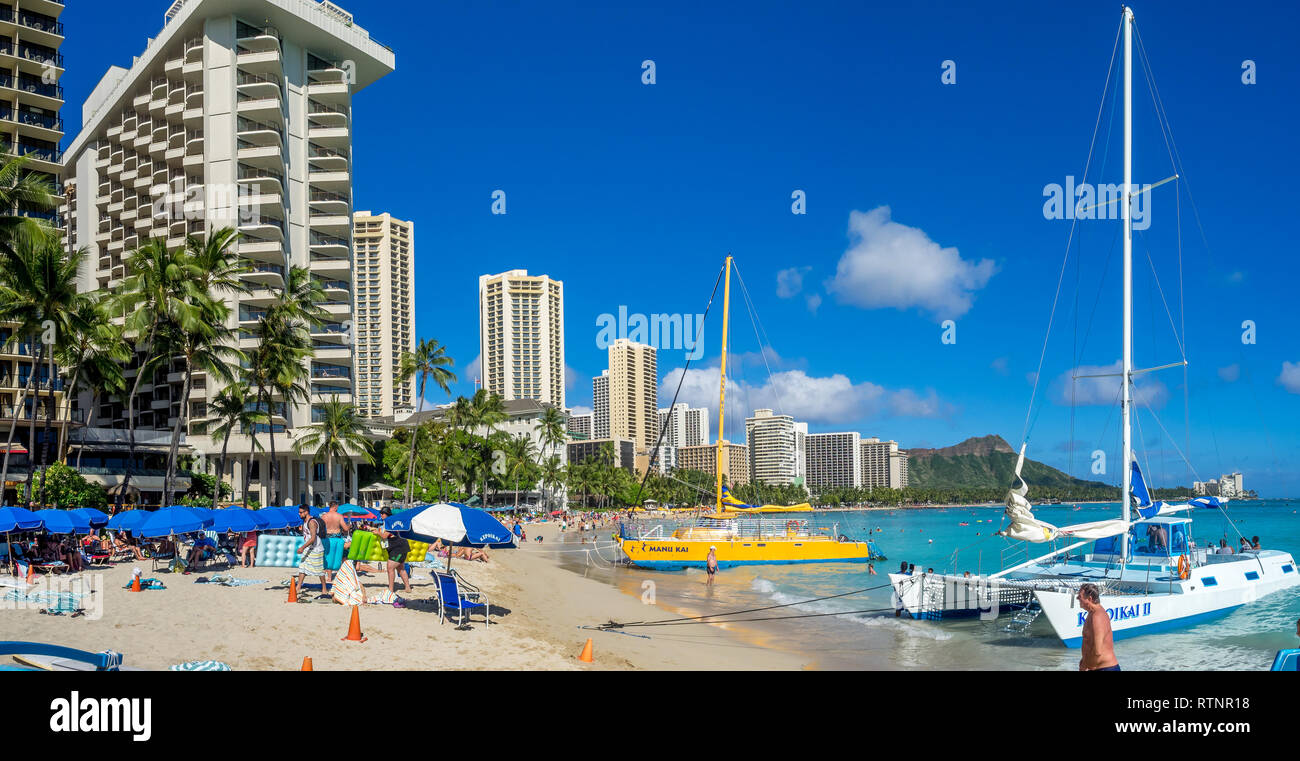 Un catamarano in attesa per i turisti a Waikiki Beach il 4 agosto 2016 a Honolulu. Catamarani sono una meta turistica molto attività presso la spiaggia di Waikiki Beach e offre Foto Stock