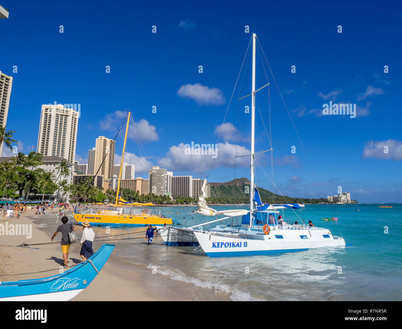 Un catamarano in attesa per i turisti a Waikiki Beach il 4 agosto 2016 a Honolulu. Catamarani sono una meta turistica molto attività presso la spiaggia di Waikiki Beach e offre Foto Stock