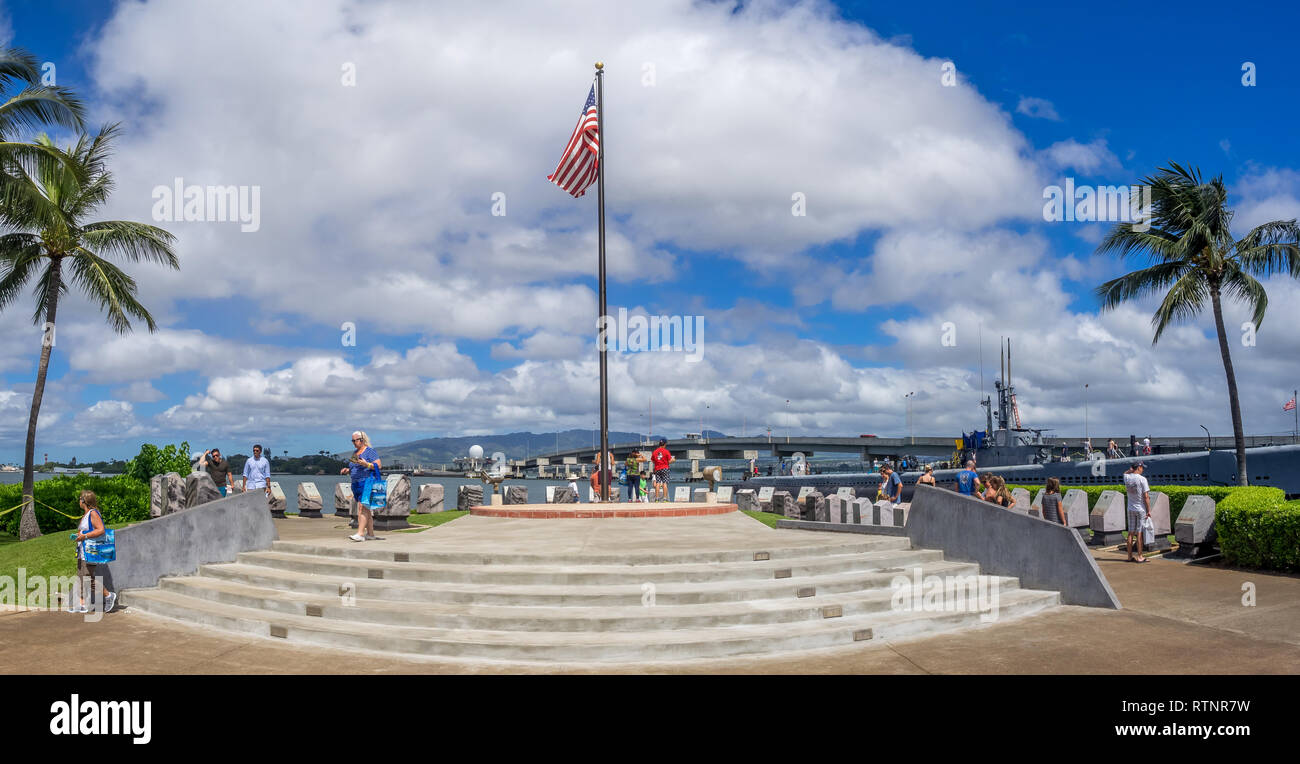 I turisti tenendo l'esperienza presso il Pearl Harbor Museum il 5 agosto 2016 in Oahu. Attacco a Pearl Harbor dal Giappone nel 1941 ha portato negli Stati Uniti Foto Stock