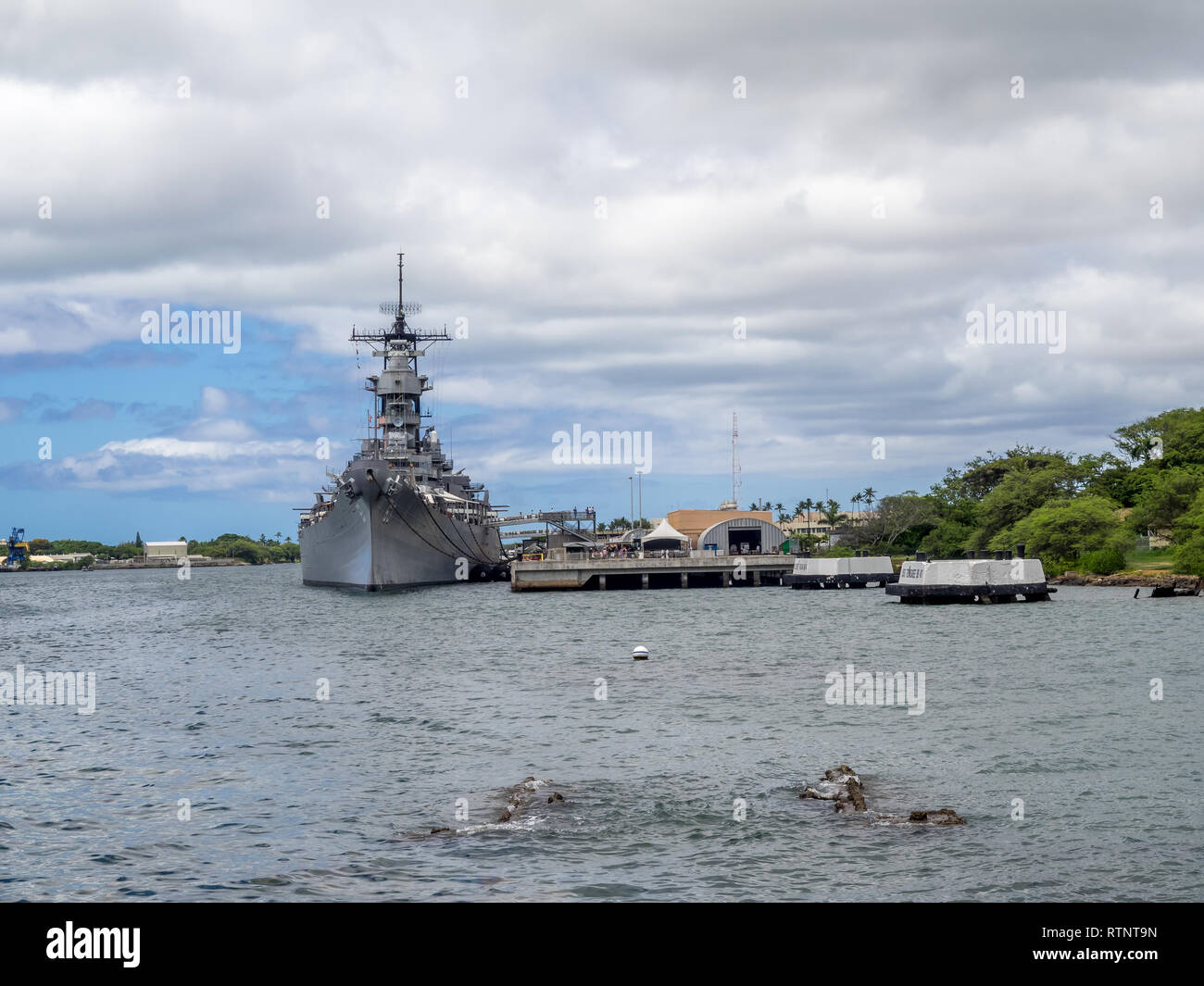 La USS Missouri corazzata museum e USS Arizona Memorial il 5 agosto 2016 in Pearl Harbor, Stati Uniti d'America. Sito della firma del trattato che termina la seconda guerra mondiale tra gli Stati Uniti Foto Stock