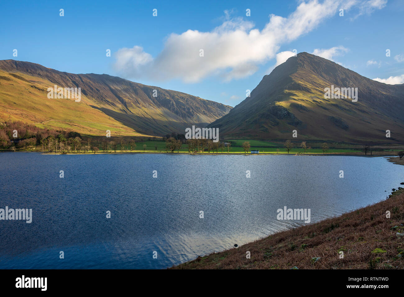 Il sole invernale sul lago Buttermere Fleetwith pike e sulle montagne circostanti,Parco Nazionale del Distretto dei Laghi,Cumbria,Inghilterra Foto Stock