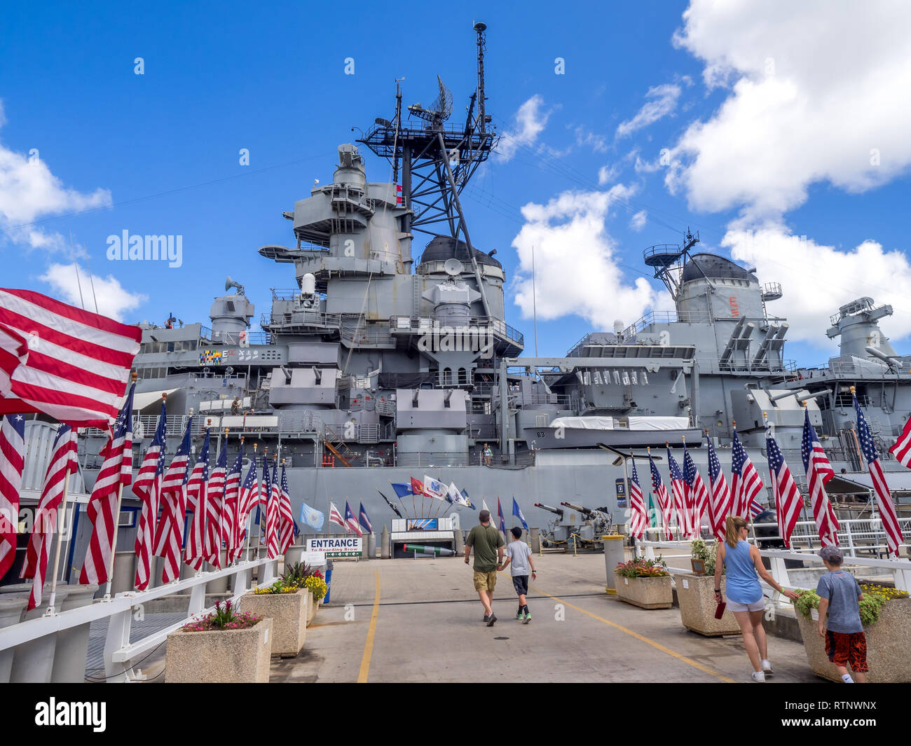 La USS Missouri corazzata il 5 agosto 2016 in Pearl Harbor, Stati Uniti d'America. Sito della firma del trattato che termina la seconda guerra mondiale tra gli Stati Uniti e il Giappone, è ora ormeggiata in Foto Stock