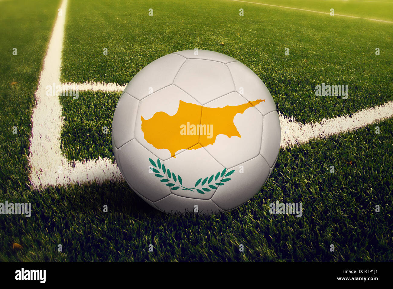 Cipro palla sul calcio d'angolo posizione, campo di calcio dello sfondo. Nazionale di calcio sul tema l'erba verde. Foto Stock