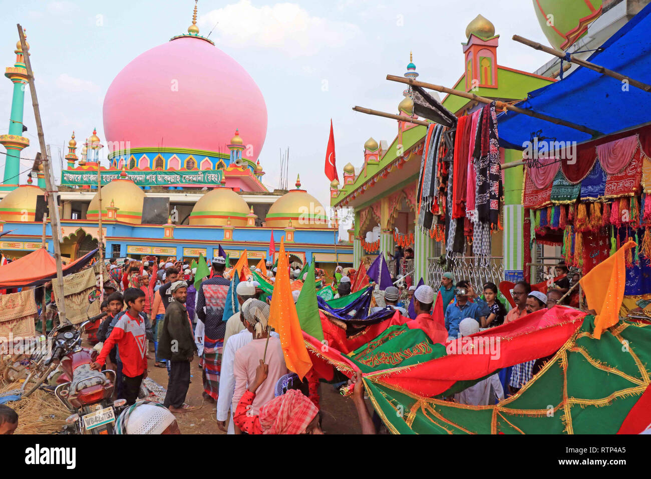 I devoti di attendere in coda per offrire "chader' al Santuario del grande santo Hazrat Syed shah Abdullah Kermani in occasione dell annuale 472th Urs festival. Urs si tiene ogni anno per 5 giorni a Khustigiri Dargah Sharif in memoria del grande santo Hazrat Syed shah Abdullah Kermani, Urs è la conferenza delle religioni di esseri umani indipendentemente dalla casta & credi. Molti dei comuni cittadini di diversa religione posta chador sul santuario per la loro buona volontà. Khustigiri Dargah Sharif è il luogo della sacra tomba & azione santa del grande santo Hazrat Syed shah Abdullah Kermani. (Foto di Subhashis Basu/Pacific Pre Foto Stock