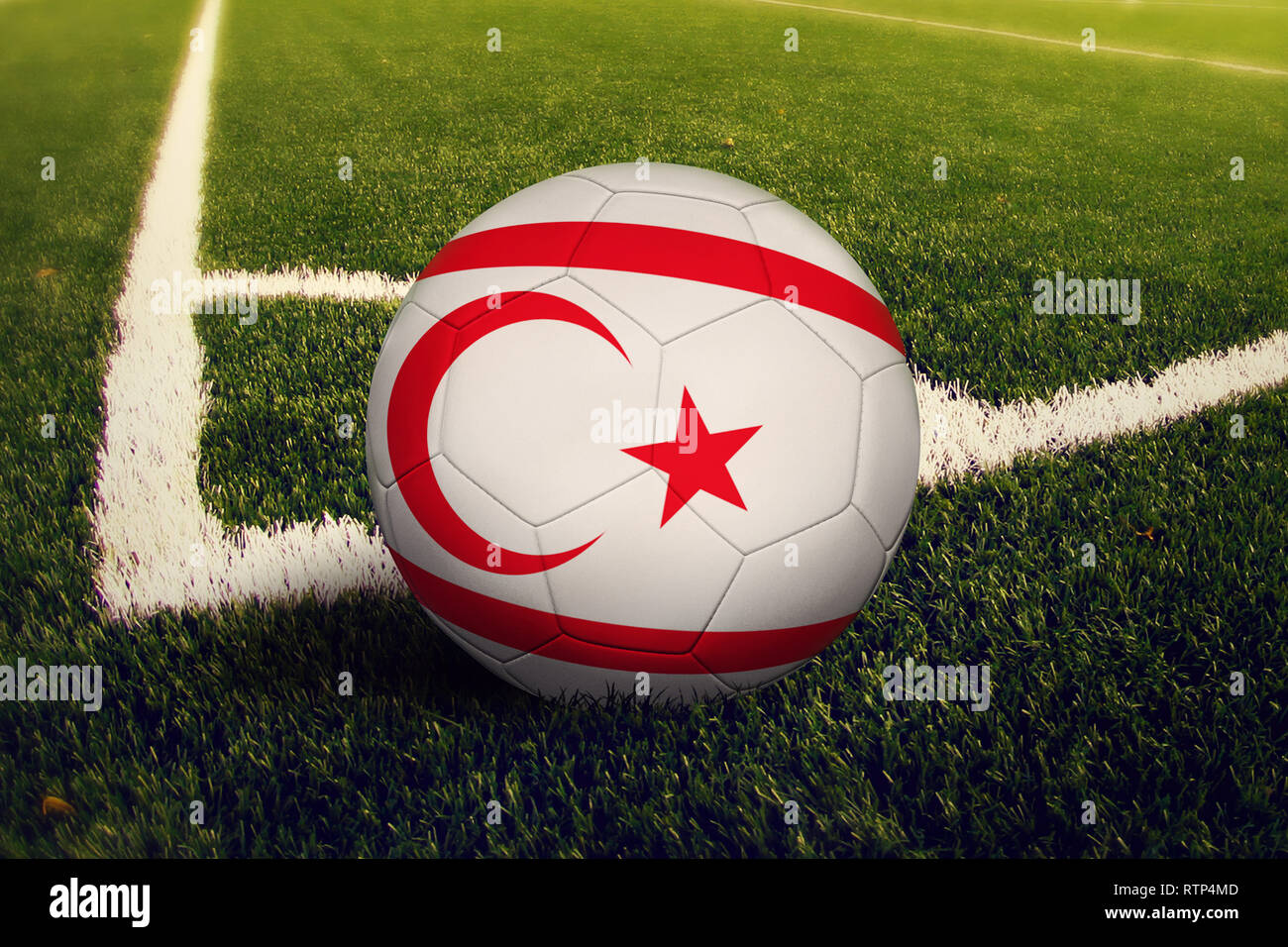 La parte settentrionale di Cipro palla sul calcio d'angolo posizione, campo di calcio dello sfondo. Nazionale di calcio sul tema l'erba verde. Foto Stock