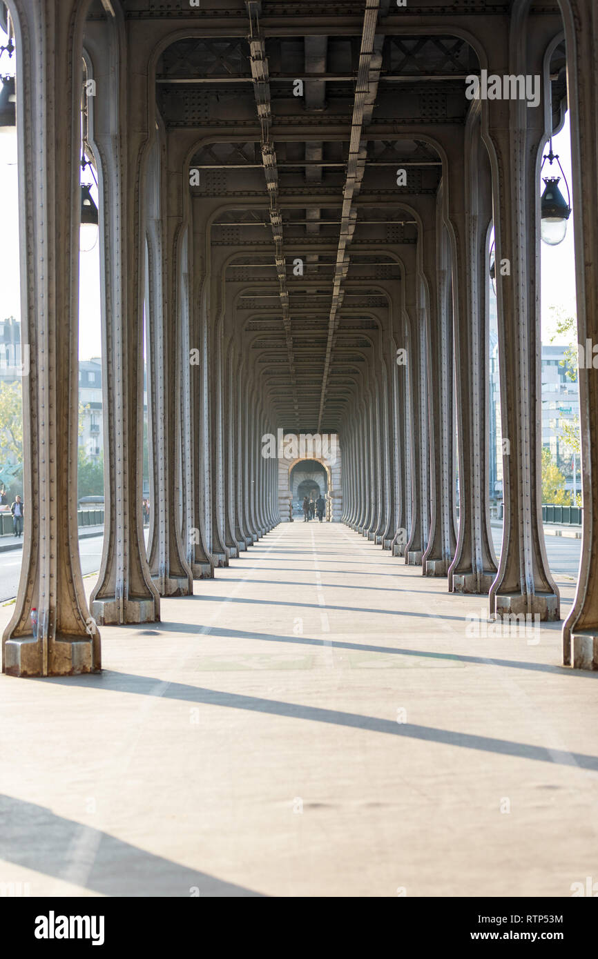 Colonne in metallo e battute di ''Bir Hakeim'' bridge. La gente cammina e fare jogging sotto il ponte a Parigi.Il ponte è uno dei più famosi e Foto Stock