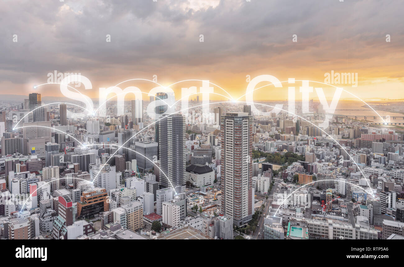 Smart city, tecnologia di connessione di rete nella città in sunset Foto Stock