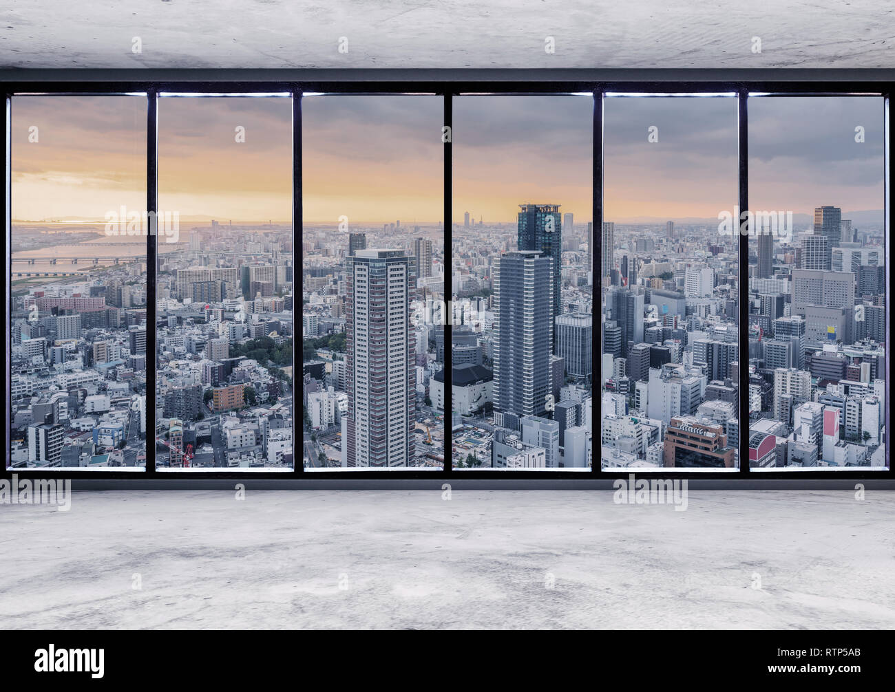 Svuotare lo spazio interno con grattacielo in vista della città di sunrise attraverso la finestra Foto Stock
