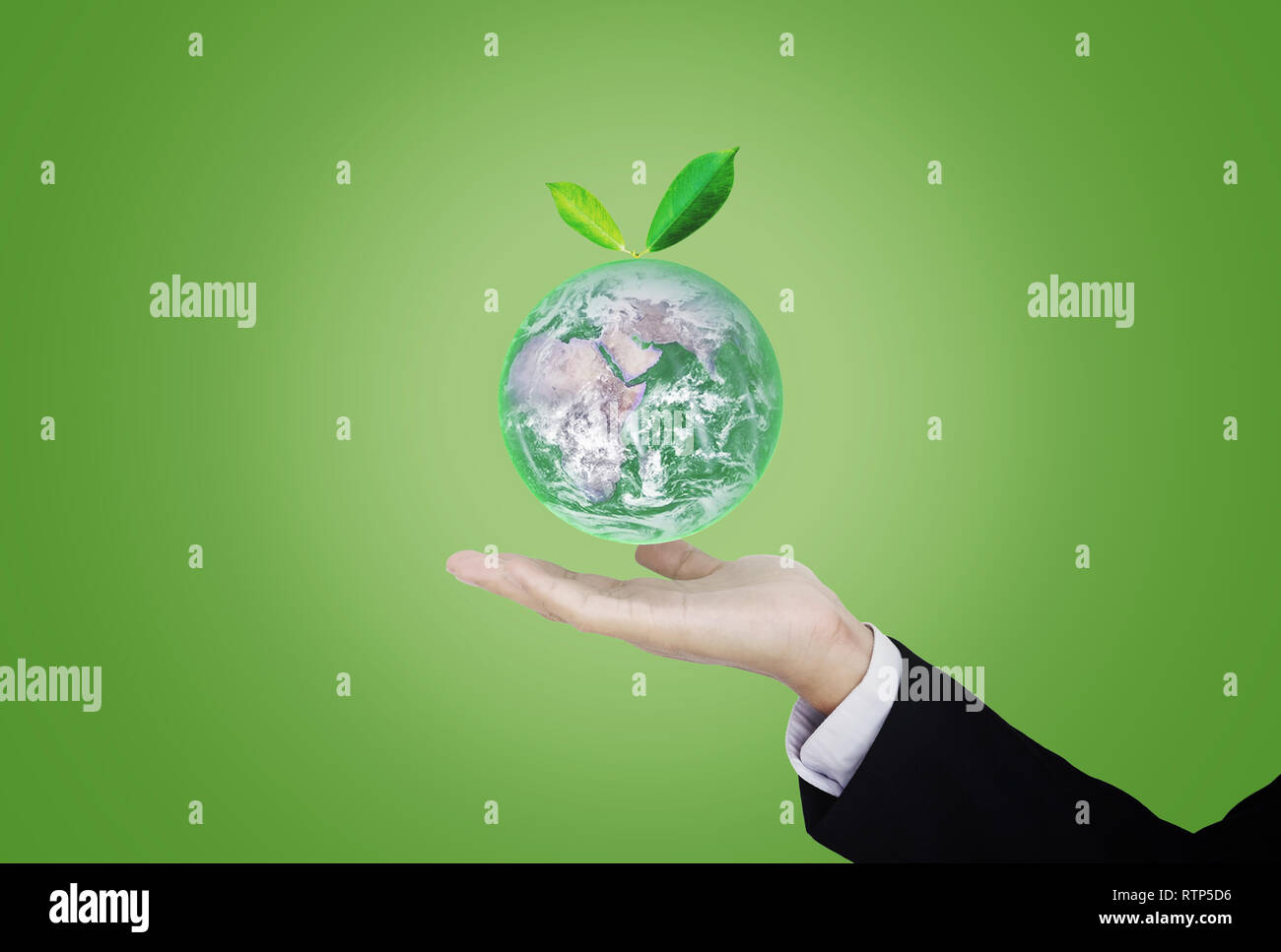 Imprenditore mano azienda globo con foglie, su sfondo verde. Elemento di questa immagine sono arredate dalla NASA Foto Stock
