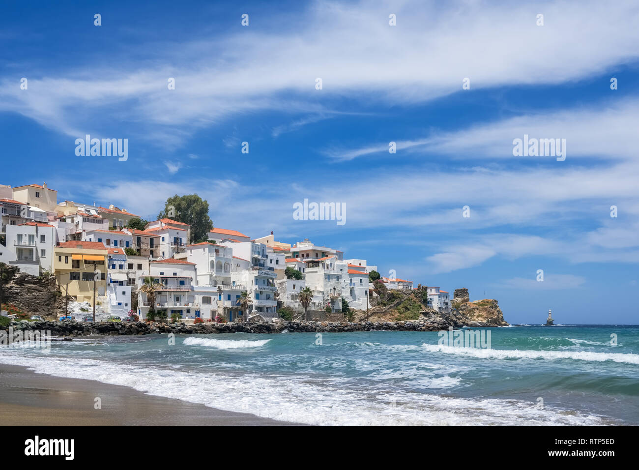 Spiaggia di Paraporti accanto a Chora città sull'isola di Andros, Cicladi Grecia Foto Stock