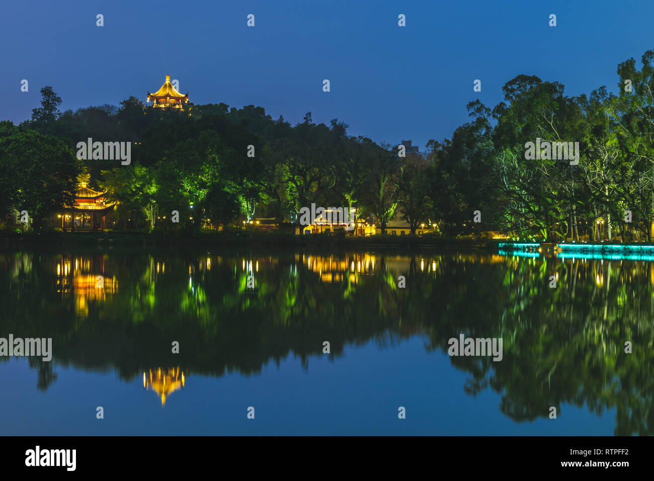 West Lake (xihu) park a Fuzhou, Cina durante la notte Foto Stock