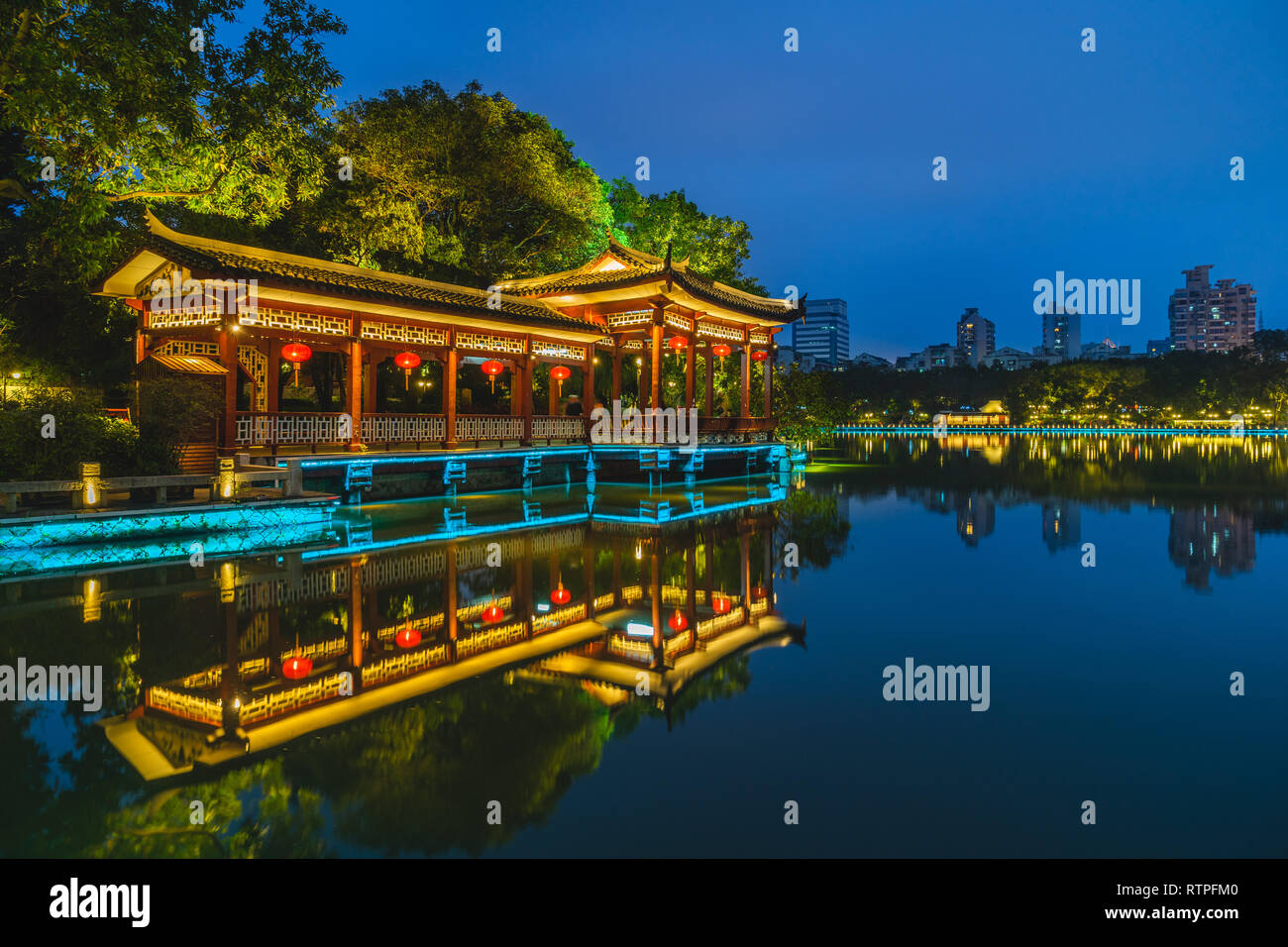 West Lake (xihu) park a Fuzhou, Cina durante la notte Foto Stock