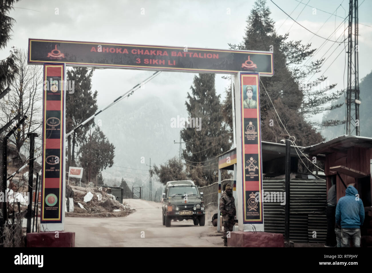 Pulwama, Jammu Srinagar National Highway, India 14 Febbraio 2019: Indiano post dopo aver attaccato da un veicolo a carico kamikaze da islamici pakistani mil Foto Stock