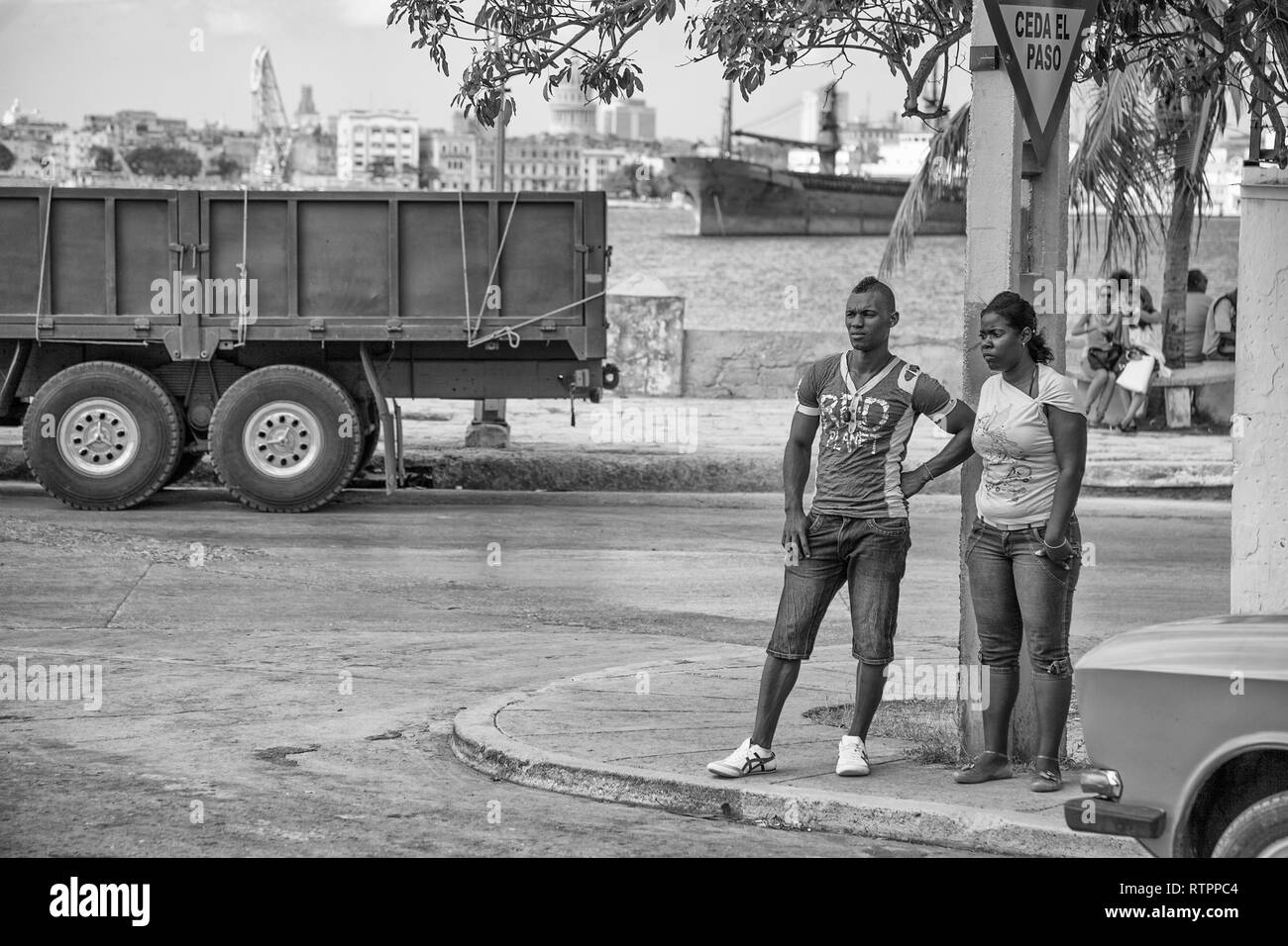 L'Avana, Cuba - 12 Gennaio 2013: una vista delle strade della città con il popolo cubano. Due afro-cubano adolescenti in attesa. Foto Stock