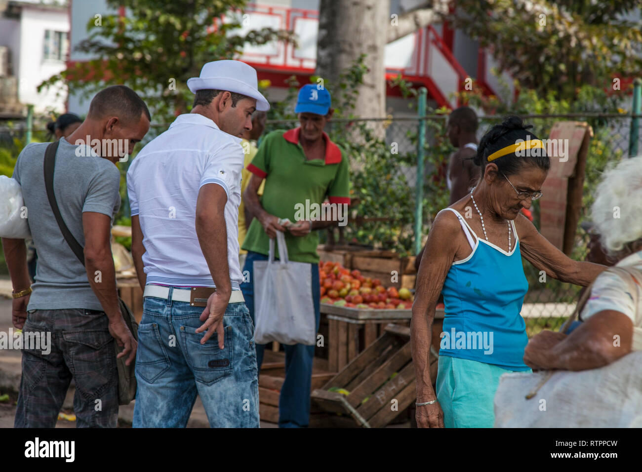 L'Avana, Cuba - 12 Gennaio 2013: una vista delle strade della città con il popolo cubano. La gente acquista presso un fruttivendolo. Foto Stock