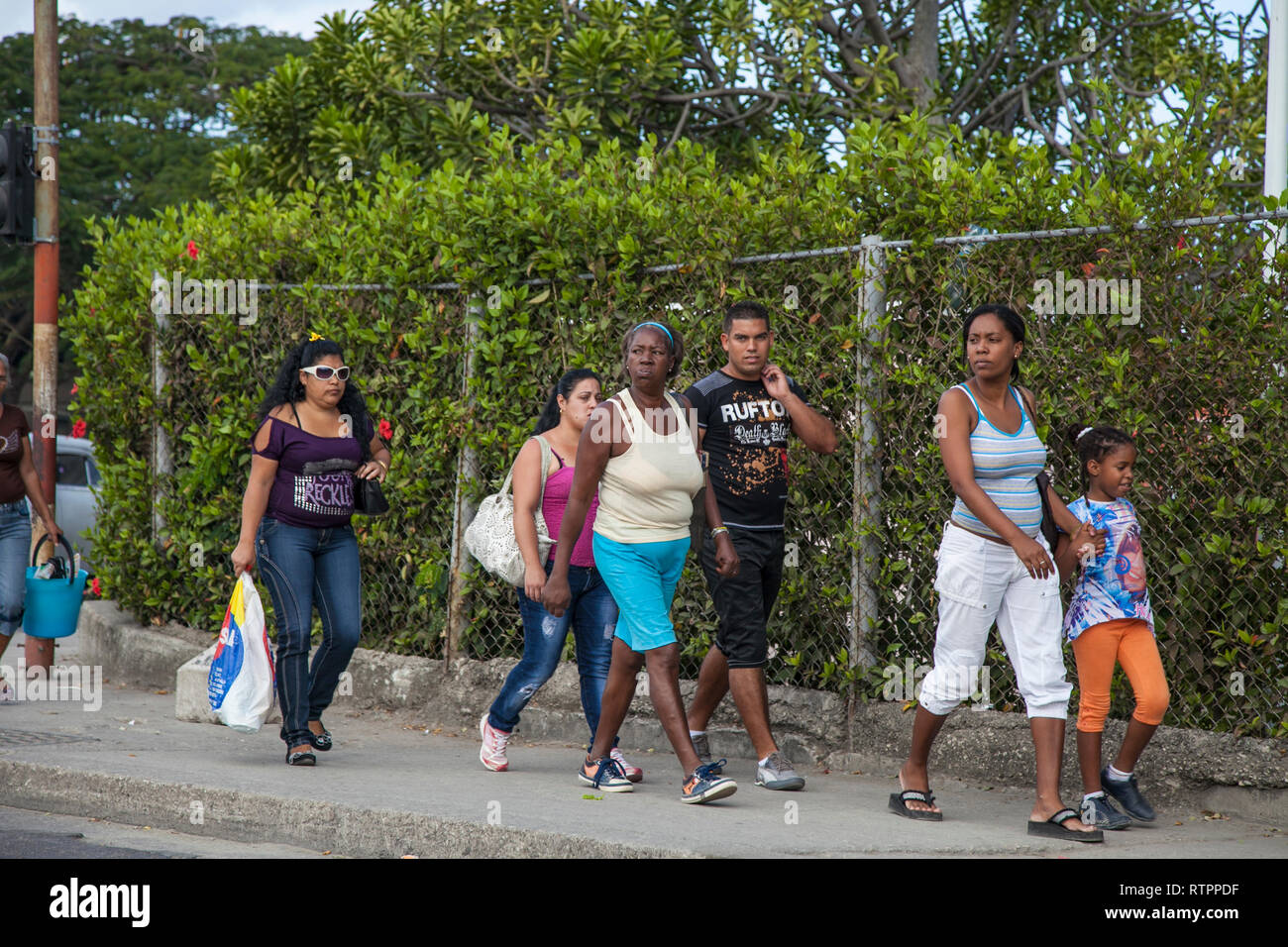 L'Avana, Cuba - 12 Gennaio 2013: una vista delle strade della città con il popolo cubano. Molte persone a piedi sul percorso pedonale. Foto Stock