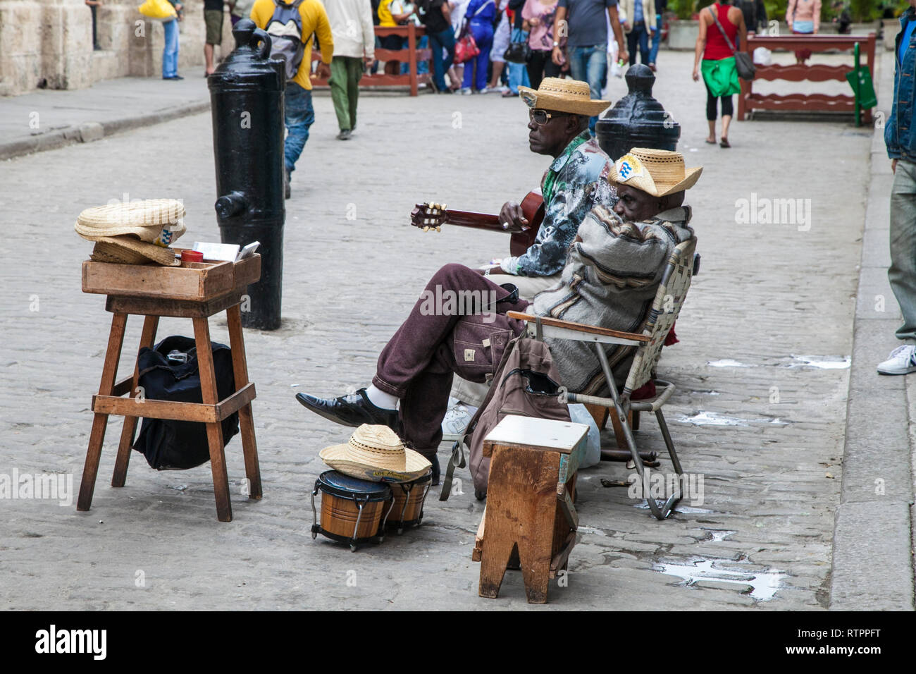 L'Avana, Cuba - 18 Gennaio 2013: una vista delle strade della città con il popolo cubano. Musicisti di strada prendere una pausa. Foto Stock