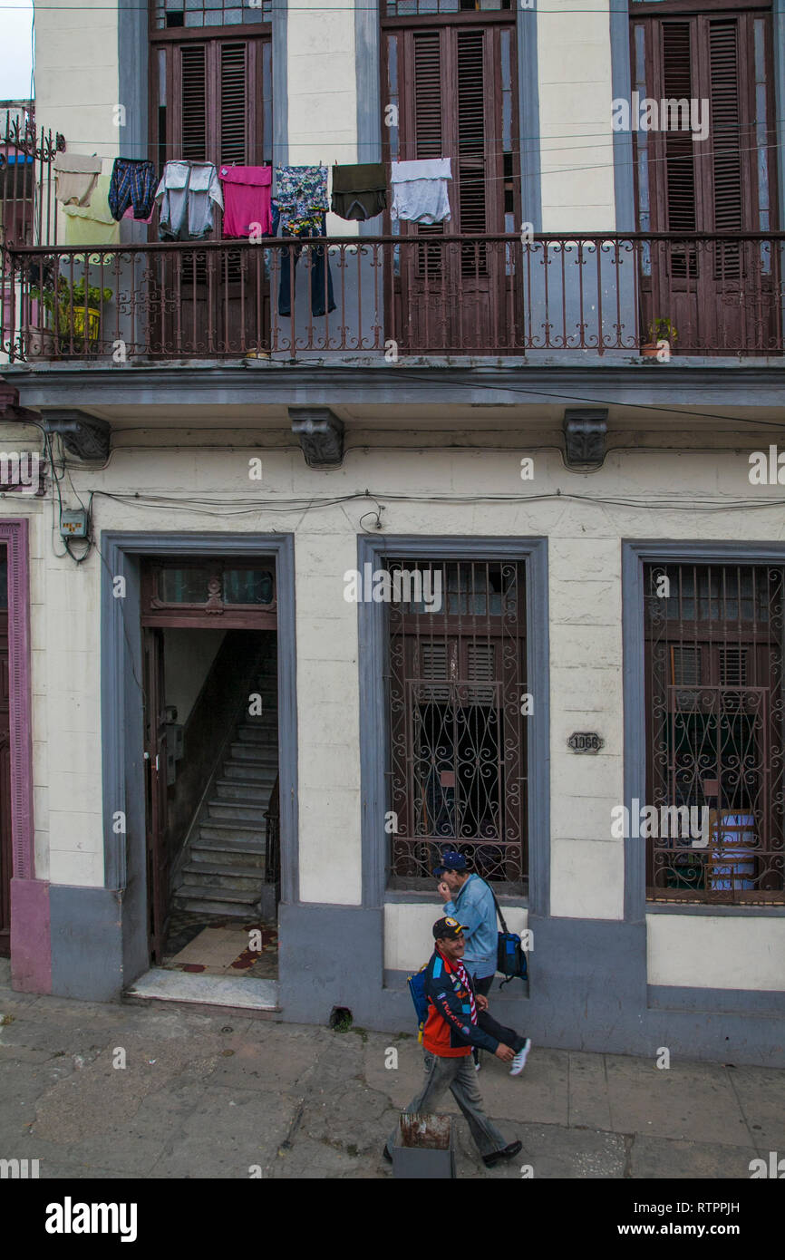 L'Avana, Cuba - 18 Gennaio 2013: una vista delle strade della città con il popolo cubano. Una vista della casa con i panni appesi. Foto Stock