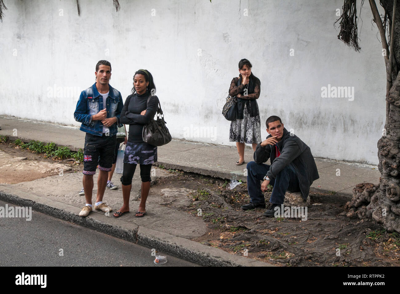 L'Avana, Cuba - 18 Gennaio 2013: una vista delle strade della città con il popolo cubano. Le persone in attesa di un autobus alla fermata del bus. Foto Stock