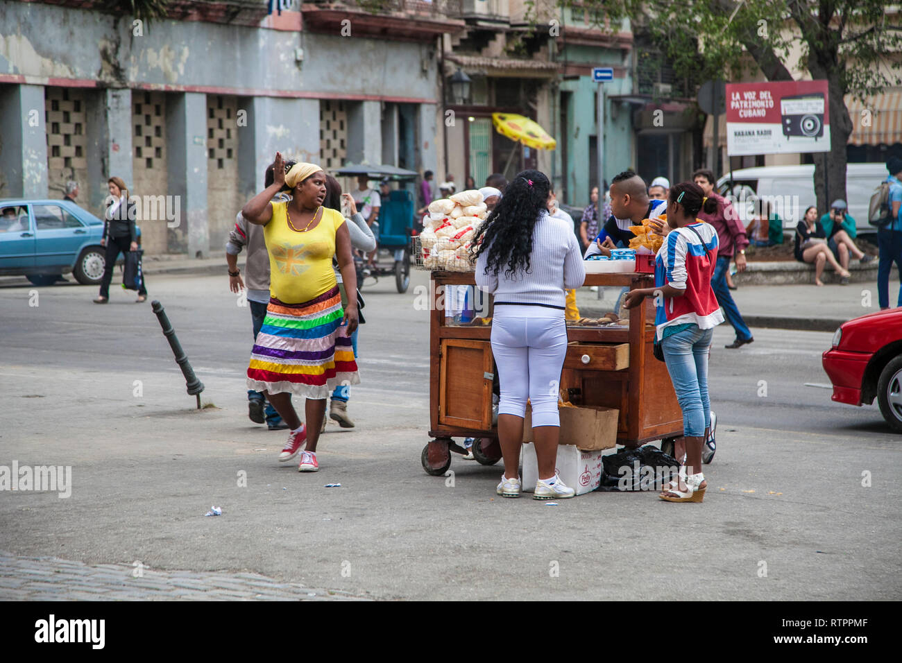 L'Avana, Cuba - 19 Gennaio 2013: una vista delle strade della città con il popolo cubano. Una pressione di stallo con spuntini cubano. Foto Stock
