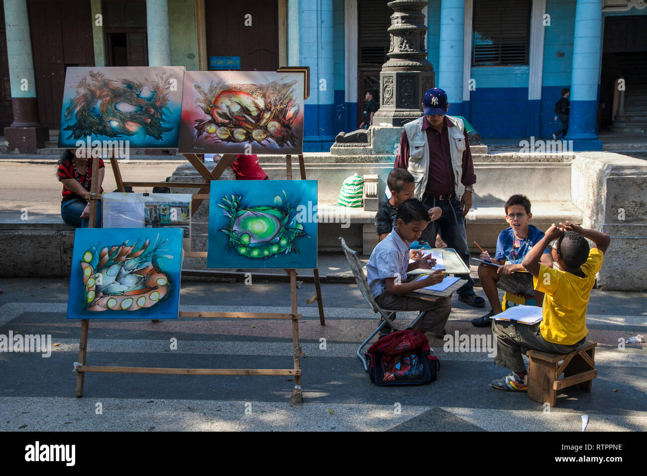 L'Avana, Cuba - 20 Gennaio 2013: una vista delle strade della città con il popolo cubano. Gli artisti cubani presentano i loro lavori sulla strada. Foto Stock
