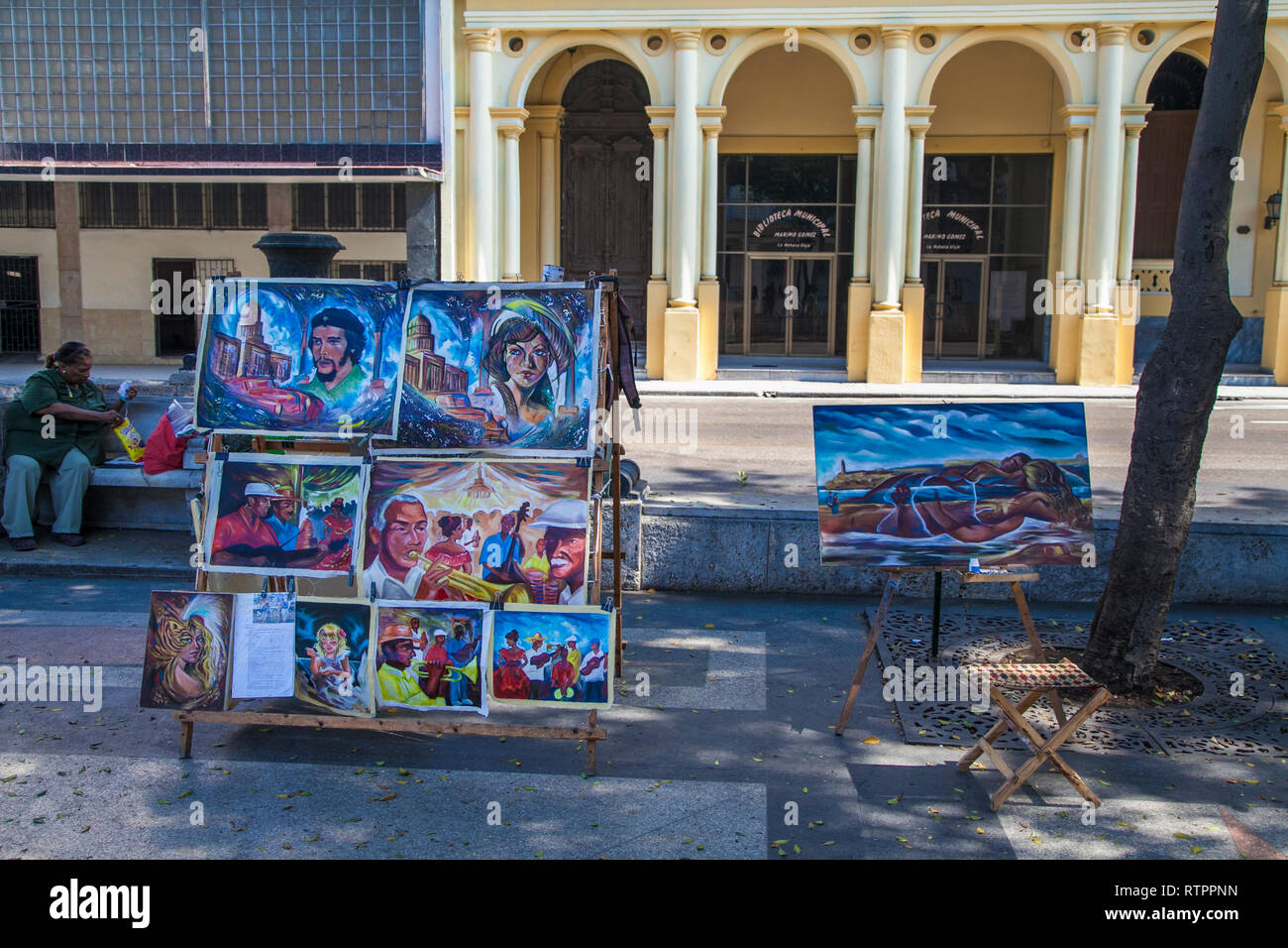 L'Avana, Cuba - 20 Gennaio 2013: una vista delle strade della città con il popolo cubano. Gli artisti cubani presentano i loro lavori sulla strada. Foto Stock