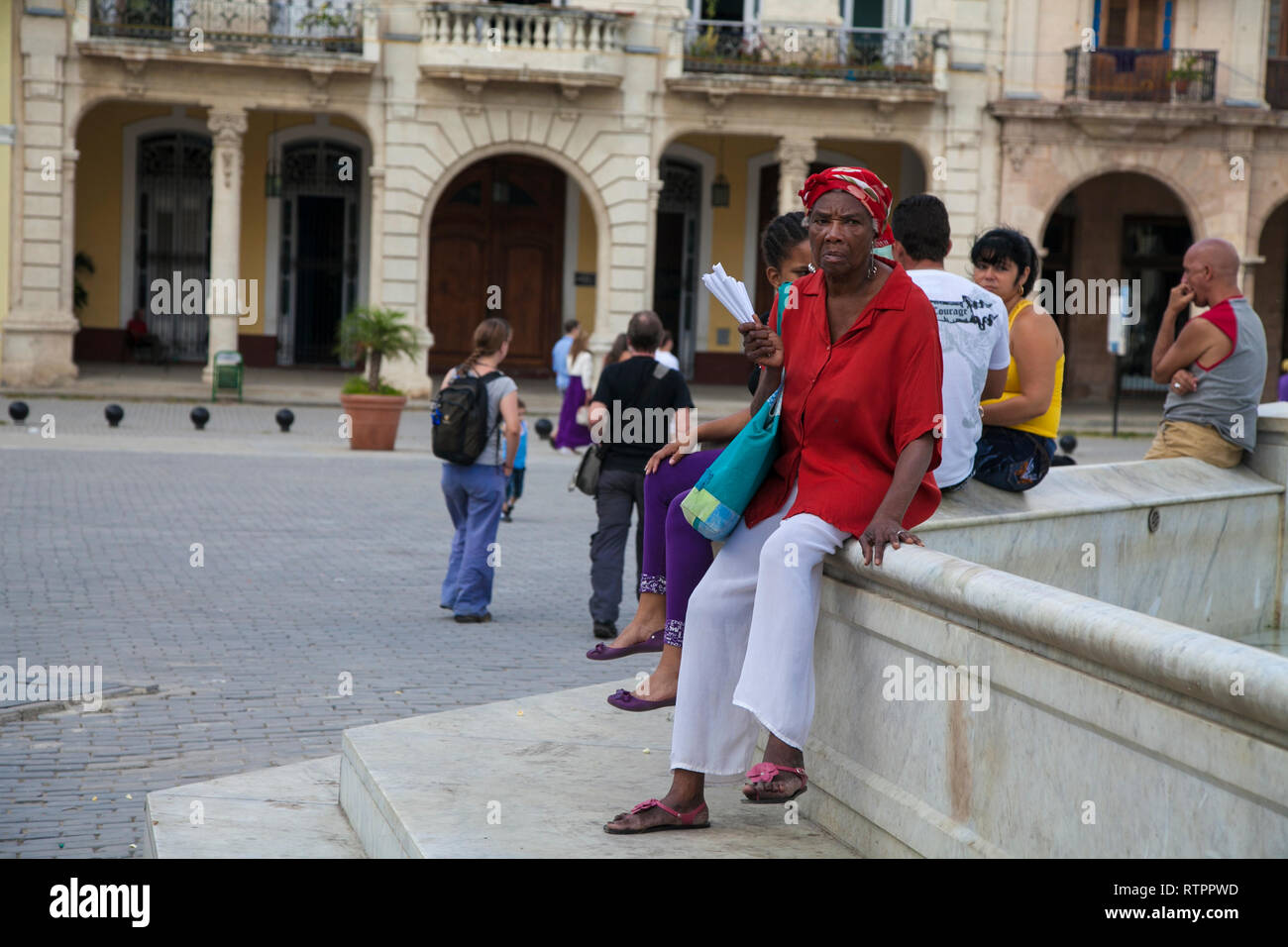 L'Avana, Cuba - 20 Gennaio 2013: una vista delle strade della città con il popolo cubano. Una commessa di arachidi è in attesa per la sua clientela Foto Stock
