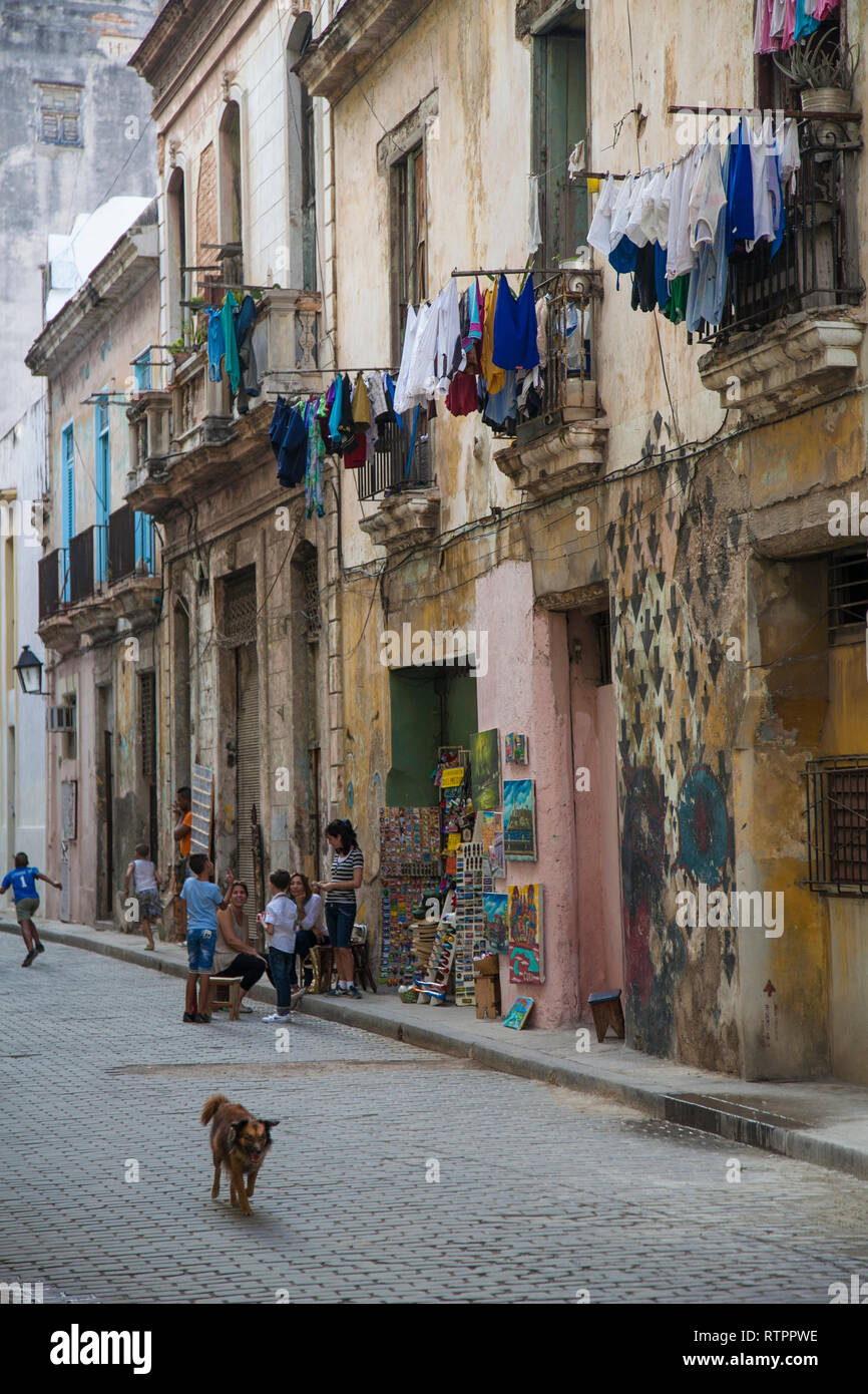 L'Avana, Cuba - 20 Gennaio 2013: una vista delle strade della città con il popolo cubano. Una vista delle strade dove la biancheria si blocca sui balconi. Foto Stock