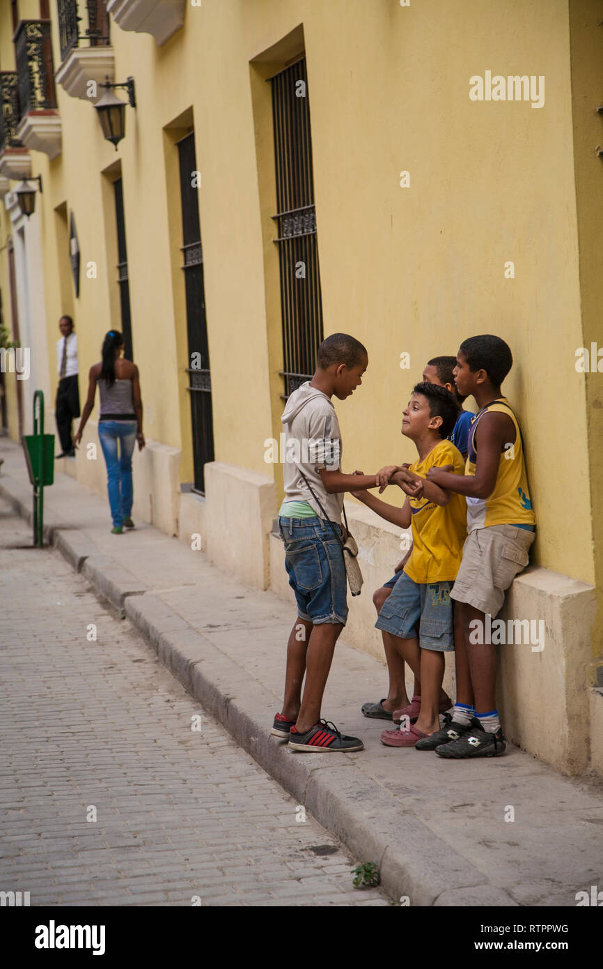 L'Avana, Cuba - 20 Gennaio 2013: una vista delle strade della città con il popolo cubano. Molti bambini giocano insieme. Foto Stock