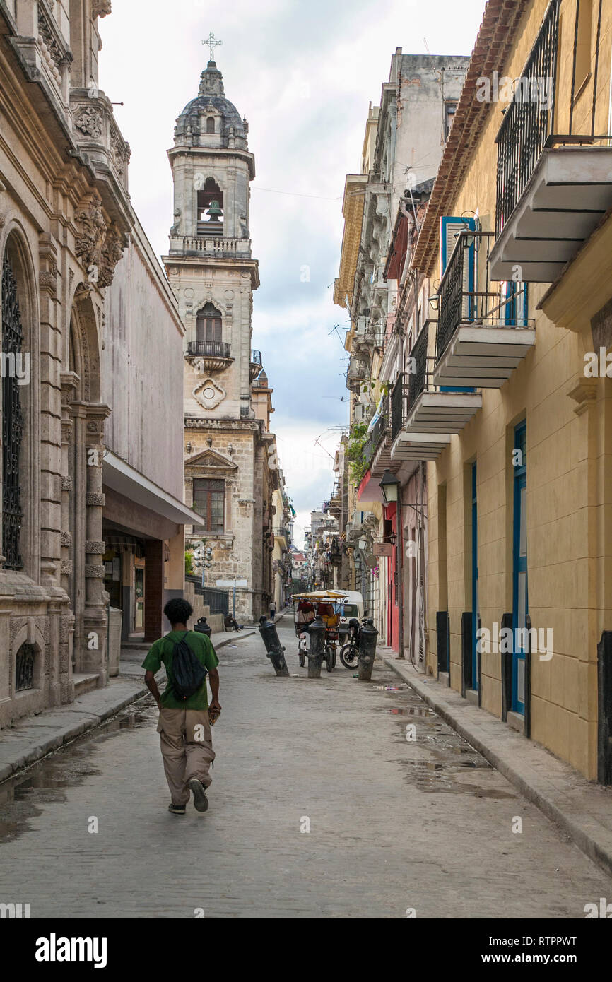 L'Avana, Cuba - 20 Gennaio 2013: una vista delle strade della città con il popolo cubano. Una vista attraverso le strade alla chiesa. Foto Stock