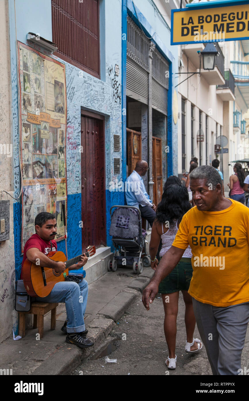 L'Avana, Cuba - 21 Gennaio 2013: una vista delle strade della città con il popolo cubano. Un musicista di strada suona la chitarra. Foto Stock