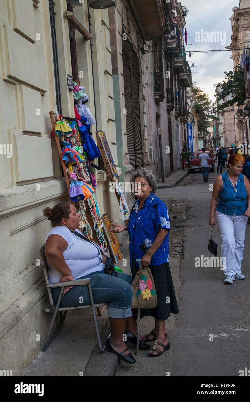 L'Avana, Cuba - 21 Gennaio 2013: una vista delle strade della città con il popolo cubano. Un venditore ambulante colloqui alla clientela. Foto Stock