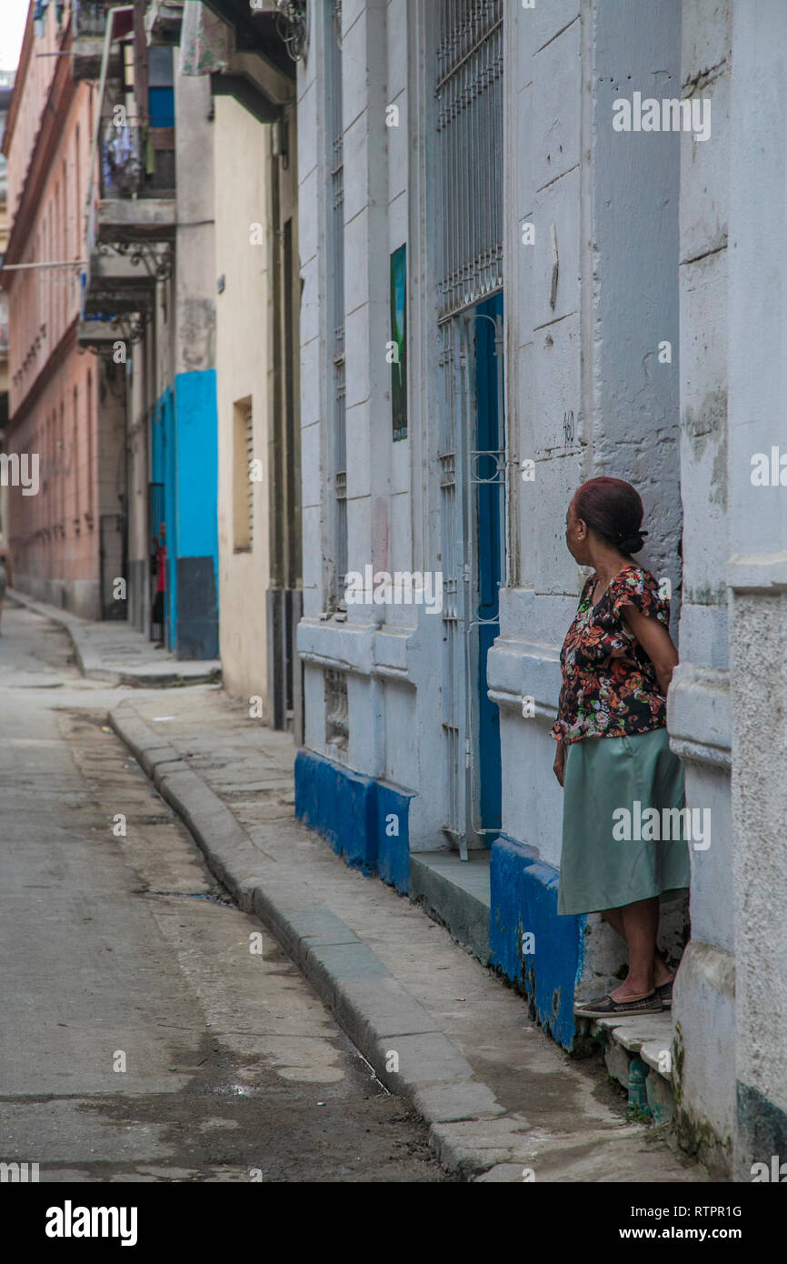 L'Avana, Cuba - 21 Gennaio 2013: una vista delle strade della città con il popolo cubano. Una donna in attesa di qualcuno. Foto Stock