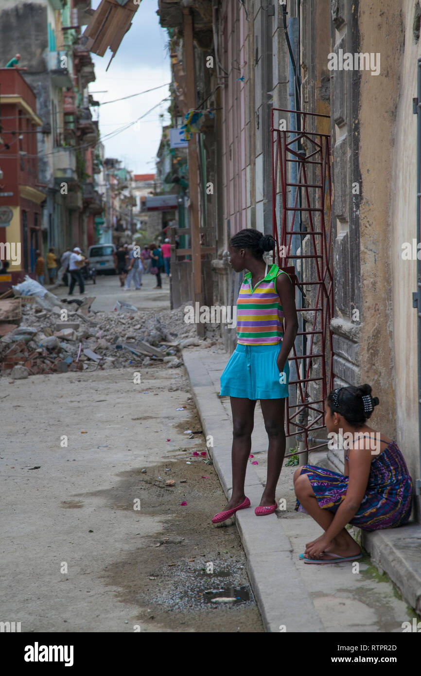 L'Avana, Cuba - 21 Gennaio 2013: una vista delle strade della città con il popolo cubano. Due ragazze stanno giocando in strada. Foto Stock