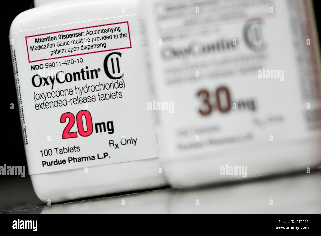 Bottiglie di OxyContin (ossicodone) prescrizione pharmaceuticals fotografato in una farmacia. Foto Stock