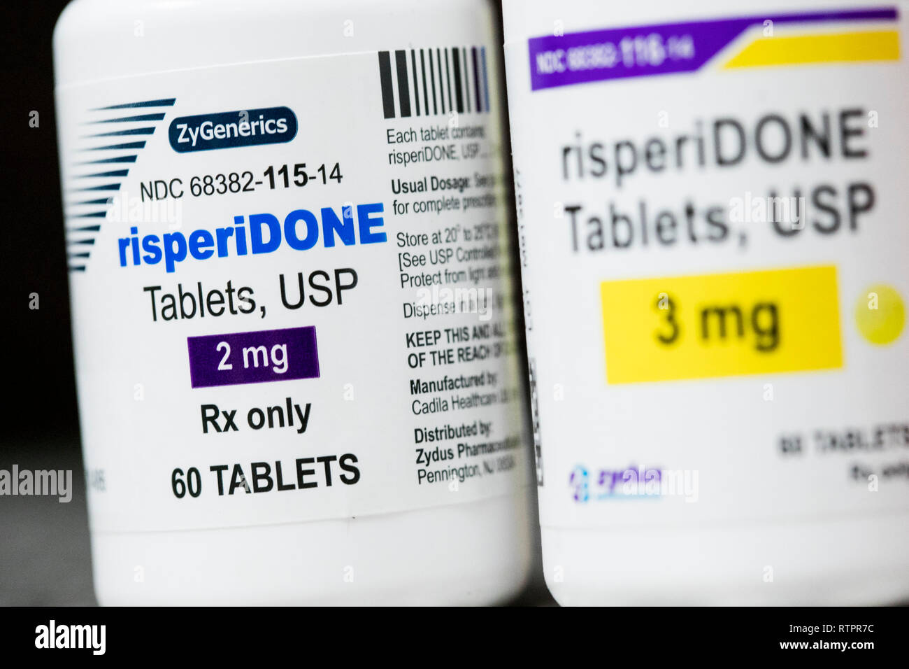 Bottiglie di Risperidone prescription pharmaceuticals fotografato in una farmacia. Foto Stock