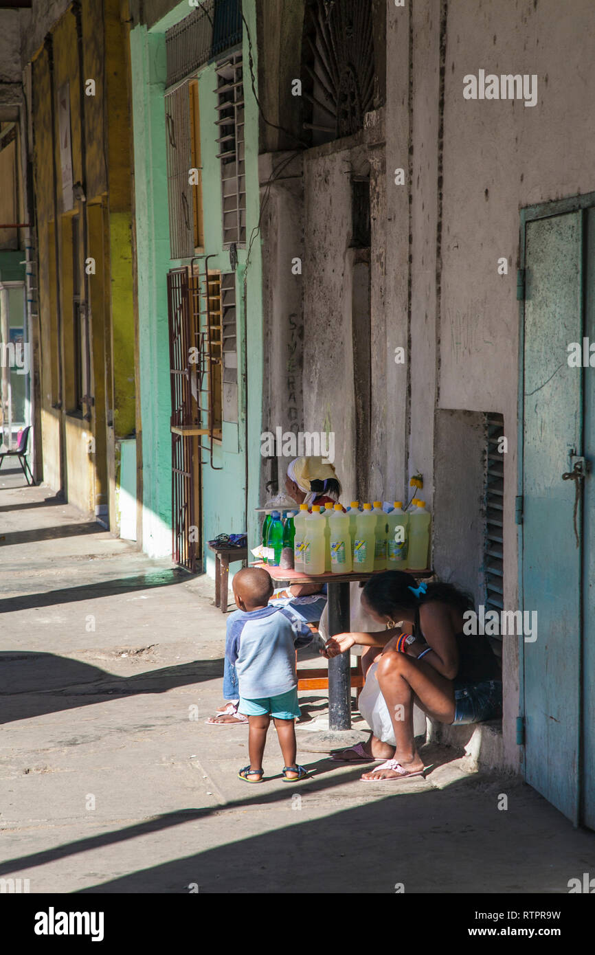 L'Avana, Cuba - 21 Gennaio 2013: una vista delle strade della città con il popolo cubano. Due donne vendere bevande sulla strada. Foto Stock
