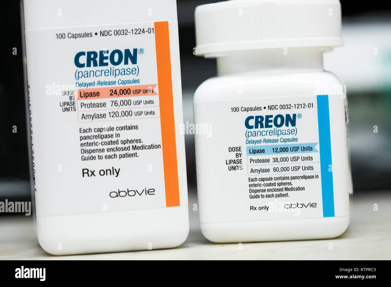 Bottiglie di Creon (pancrelipase) prescrizione pharmaceuticals, fabbricato  da Abbvie, fotografato in una farmacia Foto stock - Alamy