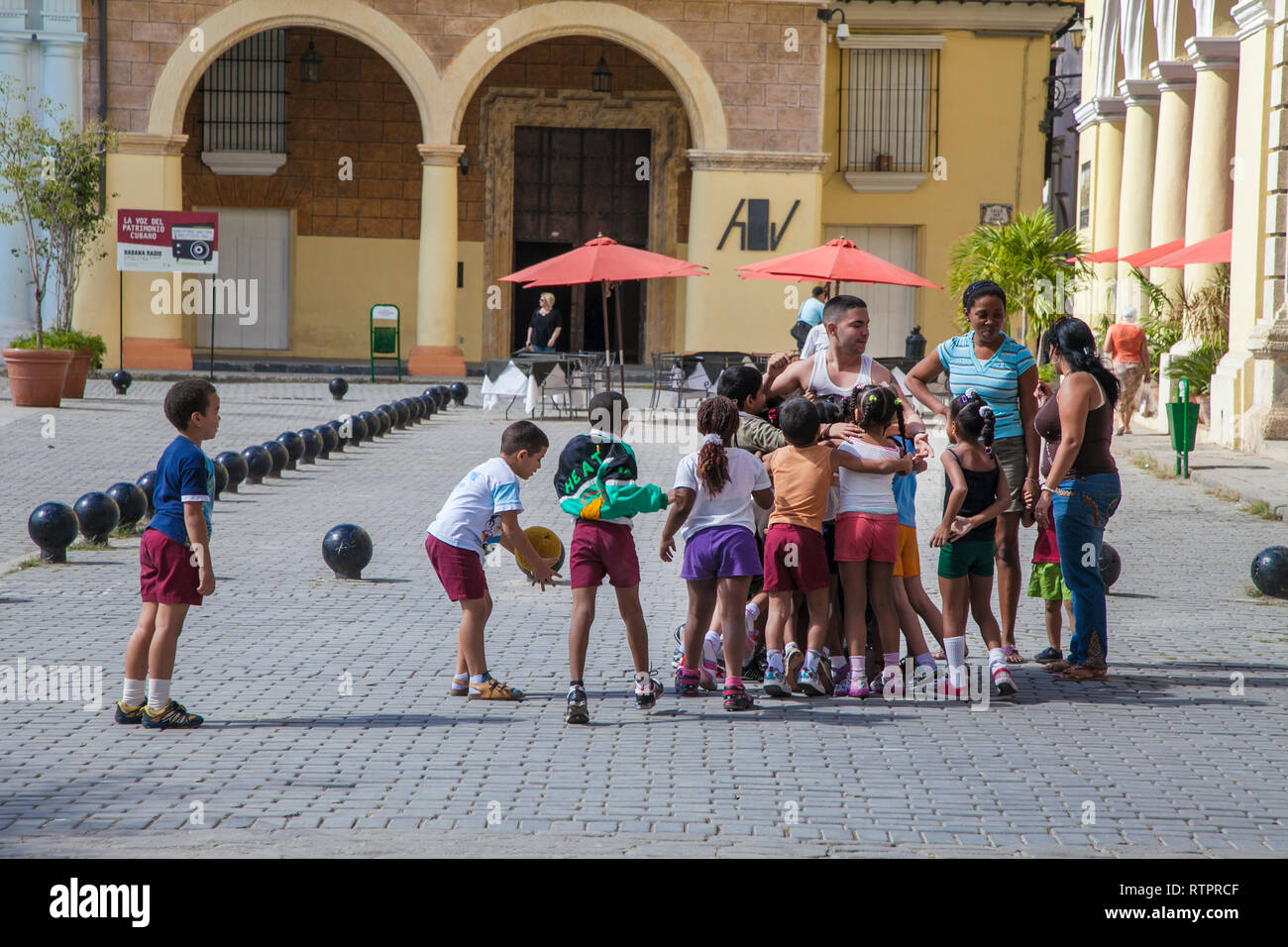 L'Avana, Cuba - 22 Gennaio 2013: una vista delle strade della città con il popolo cubano. Molti bambini stanno approdando al loro educatore. Foto Stock
