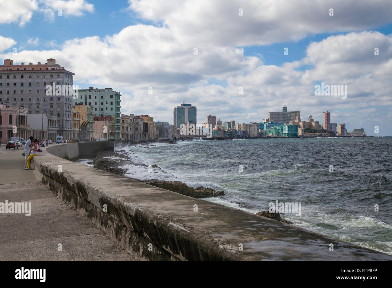 L'Avana, Cuba - 22 Gennaio 2013: una vista delle strade della città con il popolo cubano. Una vista della città dalla seawall Malecon. Foto Stock