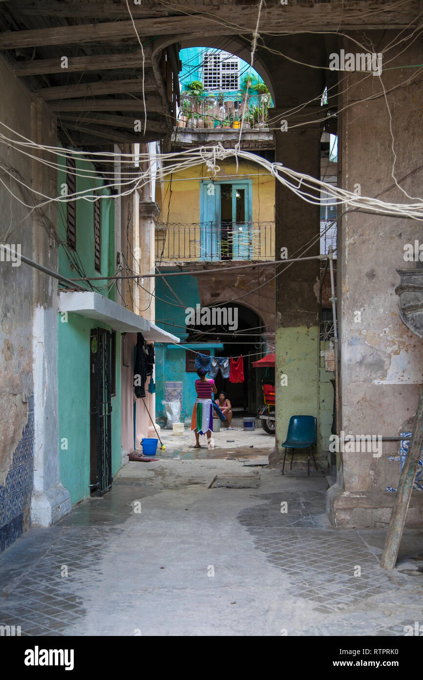 L'Avana, Cuba - 24 Gennaio 2013: una vista delle strade della città con il popolo cubano. Una vista nel cortile della casa. Foto Stock