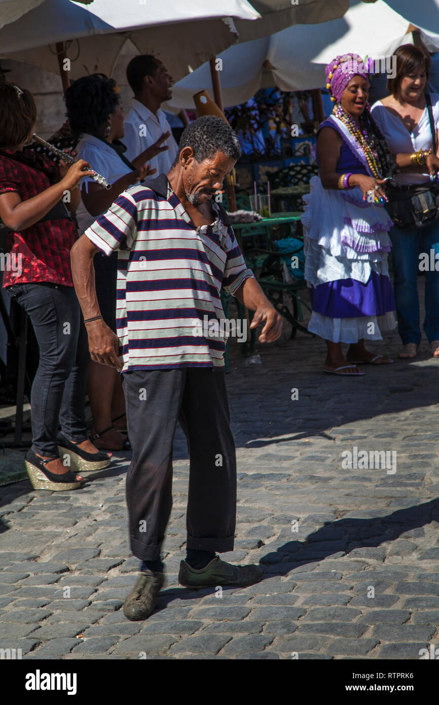 L'Avana, Cuba - 24 Gennaio 2013: una vista delle strade della città con il popolo cubano. Un uomo ubriaco è Dancing in the street. Foto Stock