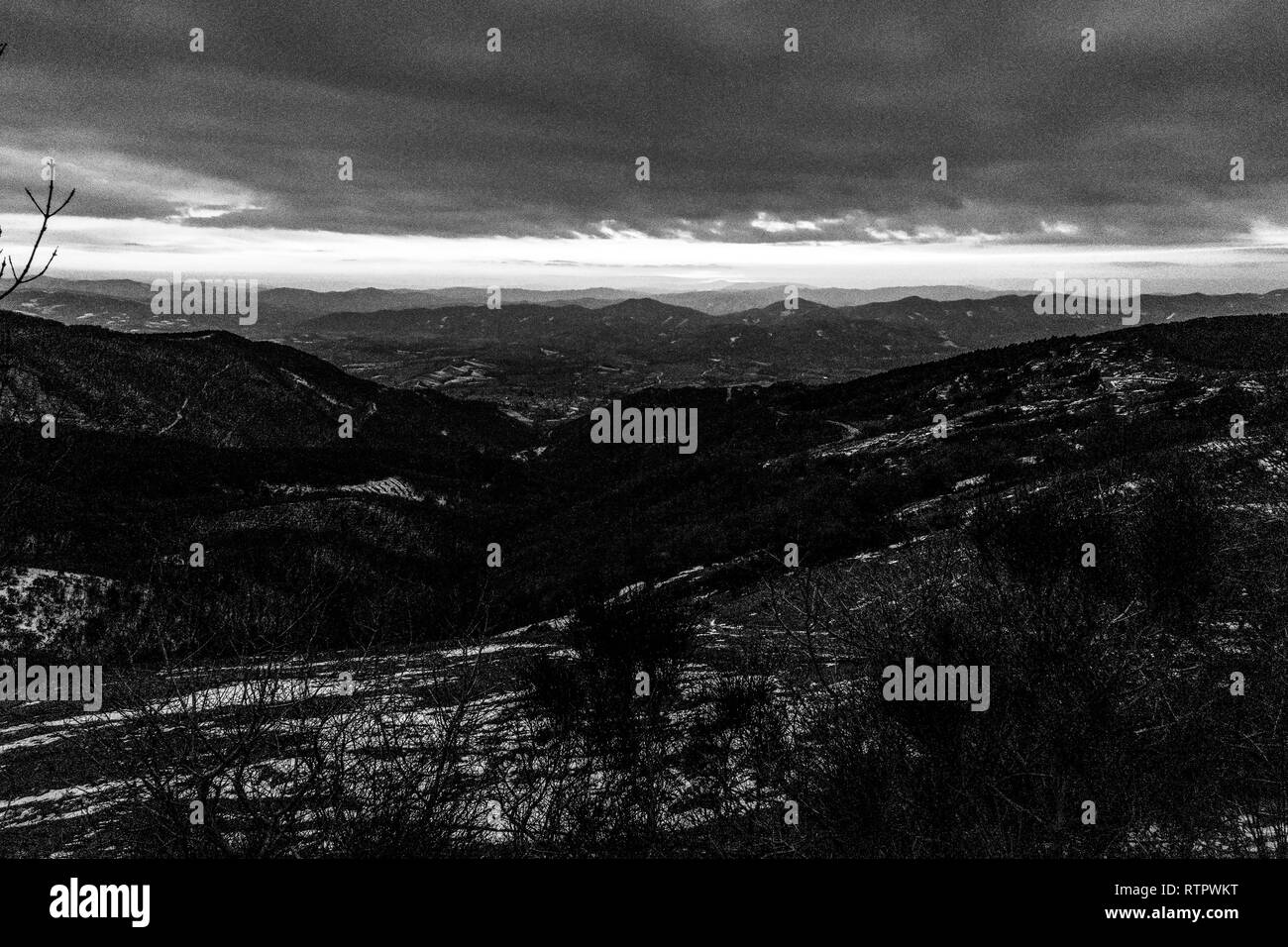 Il cielo al tramonto, con montagne di strati Foto Stock