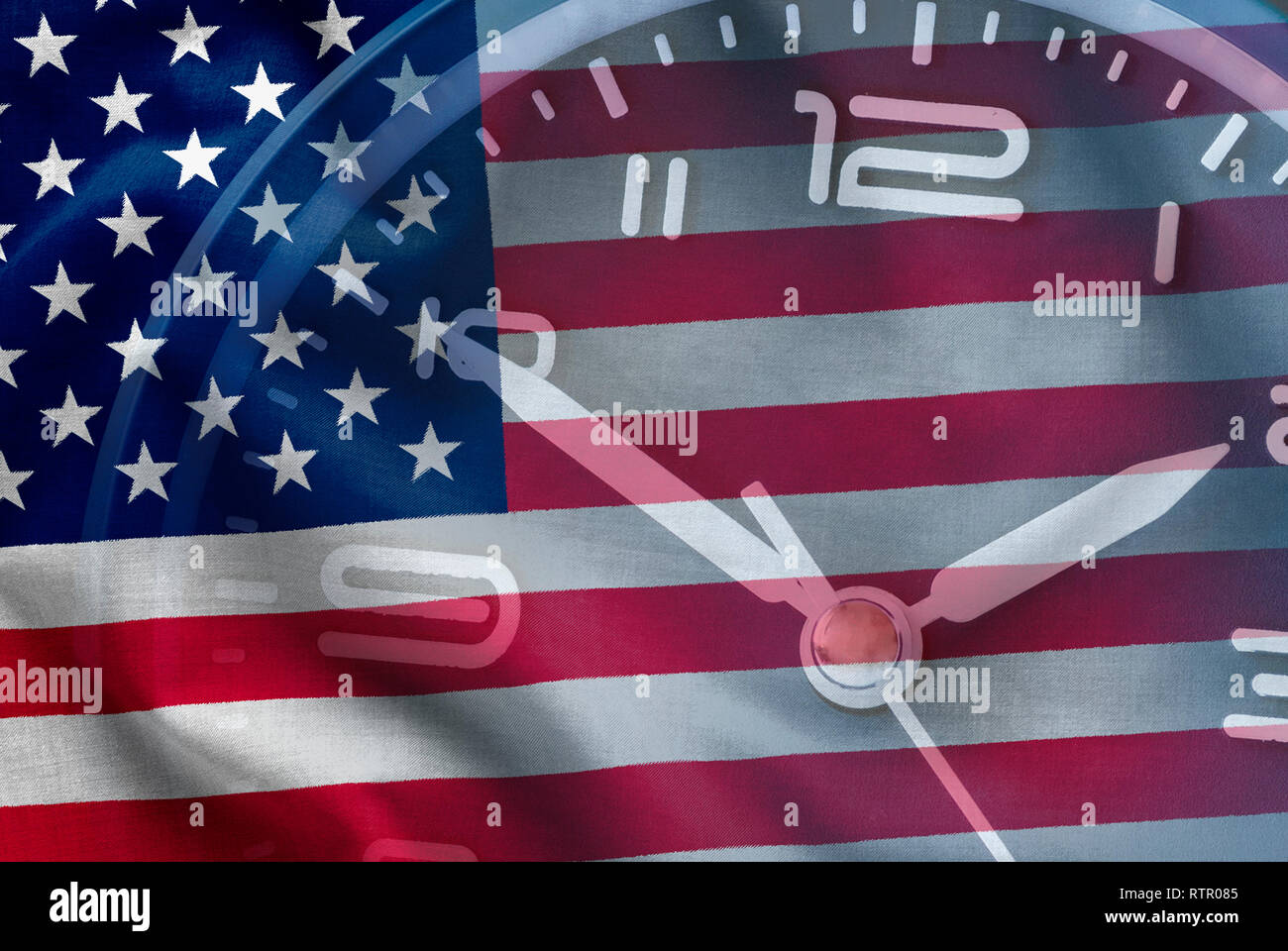 Composito della bandiera americana, a stelle e strisce, vecchia gloria, con un orologio in una immagine concettuale Foto Stock