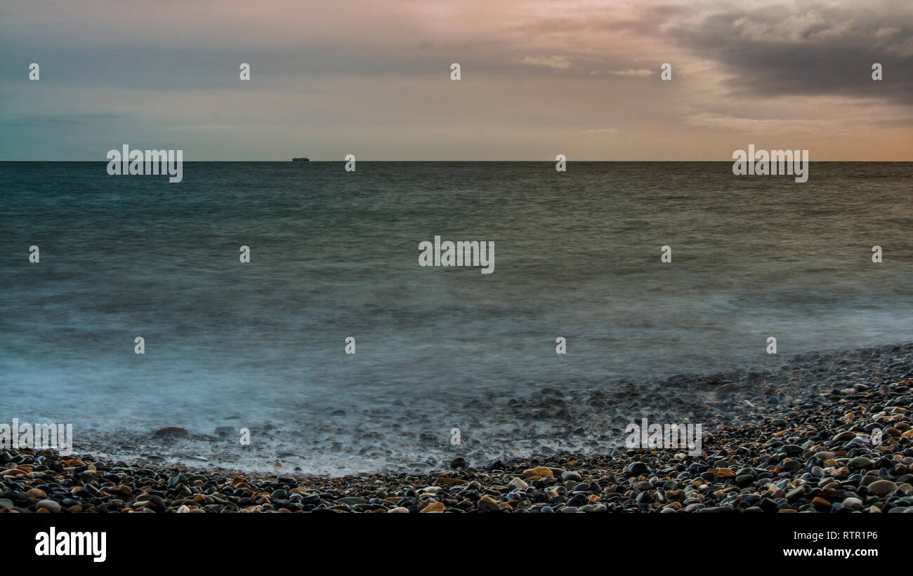 Lonely nave in mare. Mare irlandese. Concettuale. Foto Stock