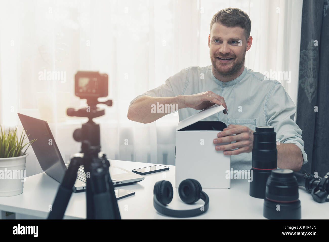 Social media technology influencer unboxing di registrazione video a casa Foto Stock