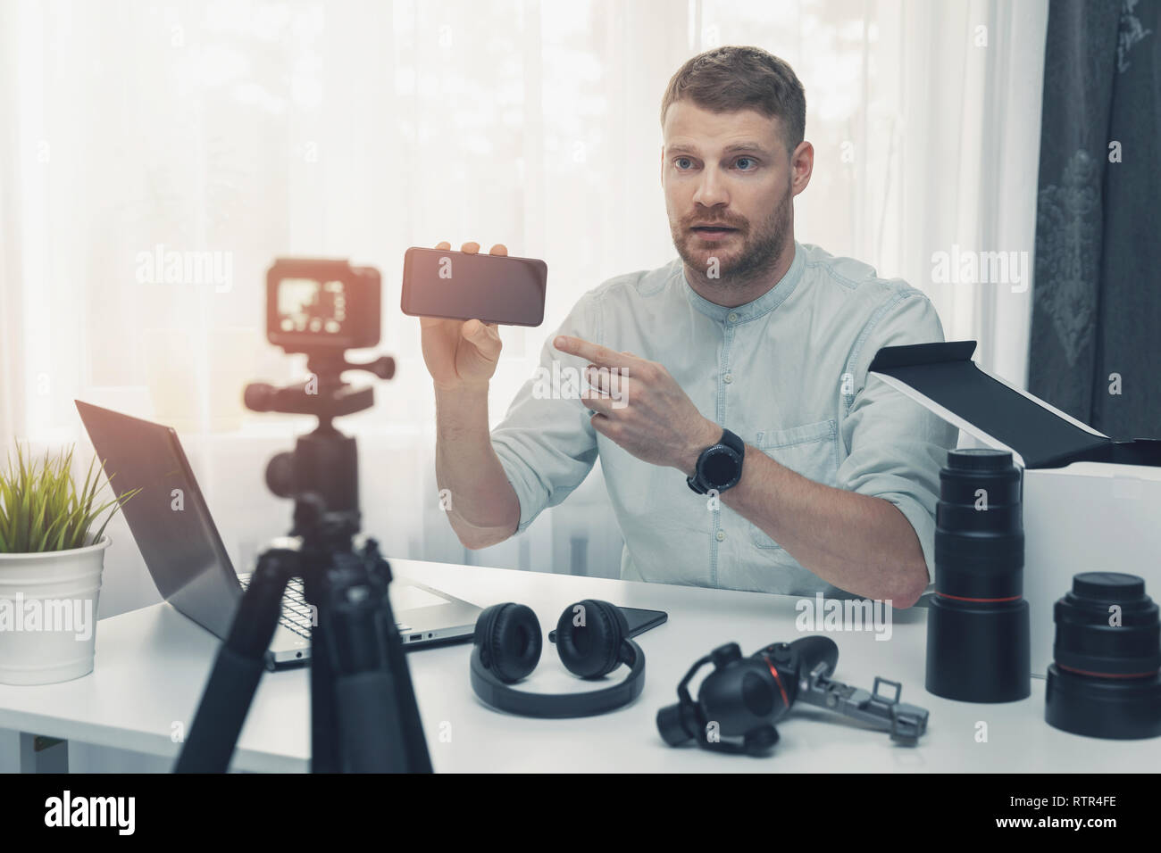 Tecnologia di registrazione di blogger di nuovo smart phone review Foto Stock