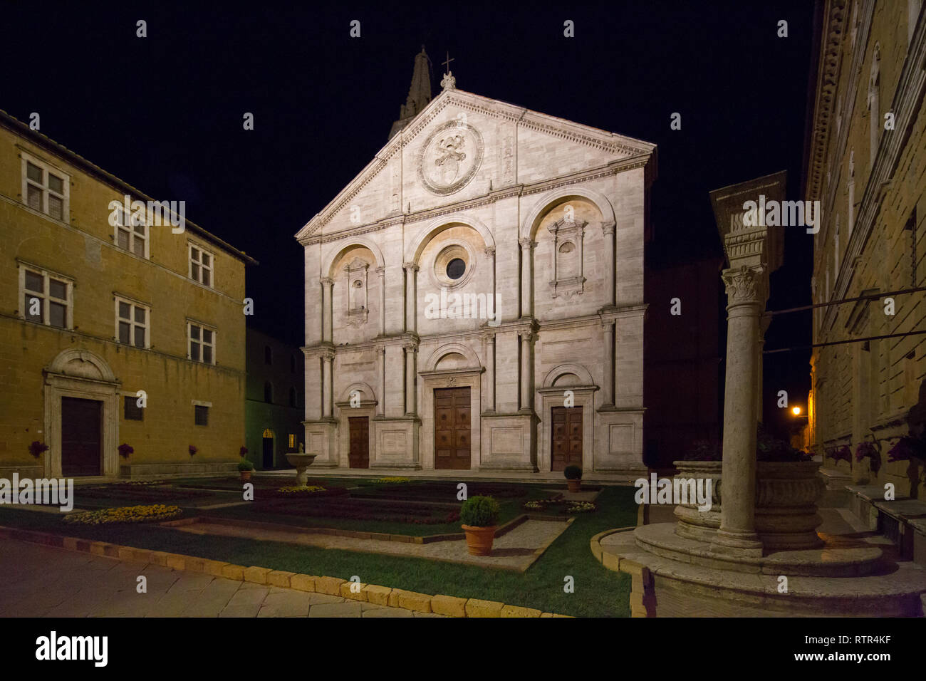 Vista notturna sulla Cattedrale cattolica romana in Pienza dedicata all'Assunzione della Vergine Maria, Pienza, Toscana, Italia Foto Stock